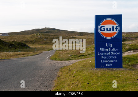 Segno per Uig Golfo stazione di riempimento in corrispondenza Timsgearraidh sull'isola di Lewis, Ebridi Esterne, Scozia Foto Stock