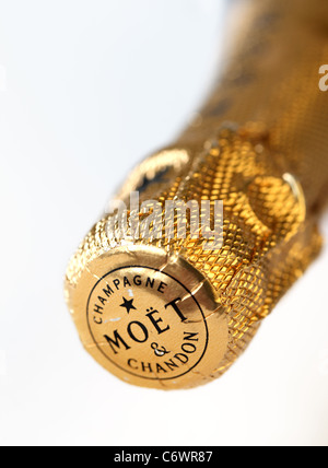 Close up di lamina di oro parte superiore di un flacone chiuso di Moet & Chandon, Champagne Foto Stock