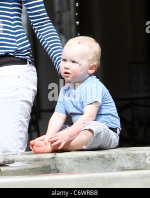 Minnie Driver e figlio Enrico seduta dal pozzo dei desideri a Cross Creek Park in Malibu Los Angeles, California - 17.04.10 Foto Stock