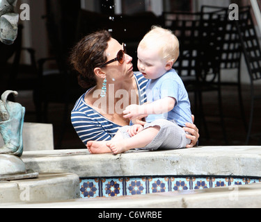 Minnie Driver e figlio Enrico seduta dal pozzo dei desideri a Cross Creek Park in Malibu Los Angeles, California - 17.04.10 Foto Stock