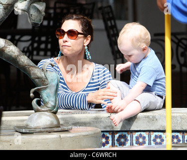 Minnie Driver e figlio Enrico seduta dal pozzo dei desideri a Cross Creek Park in Malibu Los Angeles, California - 17.04.10 Foto Stock