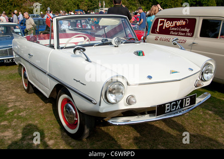 Classici sulla comune Harpenden 2011 Amphicar Berlino Germania 1962 classic barca bianco auto motor show Foto Stock