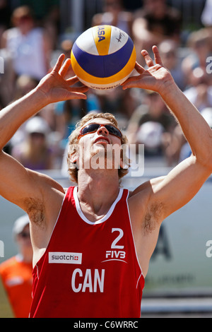 William Sidgwick del Canada passa la palla al 2011 FIVB Beach Volleyball Swatch Junior Campionati del mondo. Foto Stock