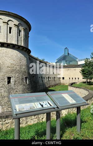 Le informazioni nel pannello anteriore della fortezza Vauban / Fort Thüngen e il Museo di Arte Moderna / Mudam a Kirchberg, Lussemburgo Foto Stock