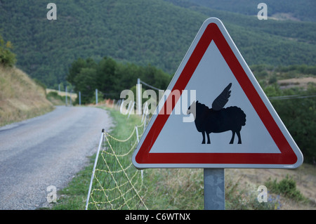 Attenzione, bassa battenti pecora! Questo ambiente rurale francese cartello stradale è stata modificata dal divertente aggiunta di ali per il simbolo di pecora. La Drôme, Francia. Foto Stock