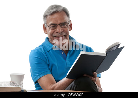 Ritratto di un uomo vecchio con un libro Foto Stock