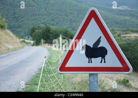 Attenzione, bassa battenti pecora! Questo ambiente rurale francese cartello stradale è stata modificata dal divertente aggiunta di ali per il simbolo di pecora. La Drôme, Francia. Foto Stock