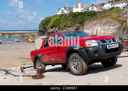 Red Nissan Navara pickup truck parcheggiato al porto di Port Isaac, Cornwall, Inghilterra. Foto Stock