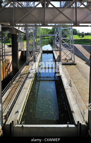 Sistema idraulico di sollevamento in barca sul vecchio Canal du Centre a Houdeng-Goegnies, La Louvière del Sillon industriel della Vallonia, Belgio Foto Stock