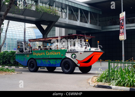 Duck tour in Singapore - la seconda guerra mondiale anfibio DUKW craft sono utilizzati in molte città per terra e acqua tours. Foto Stock