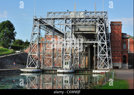 Sistema idraulico di sollevamento in barca sul vecchio Canal du Centre a Houdeng-Goegnies, La Louvière del Sillon industriel della Vallonia, Belgio Foto Stock