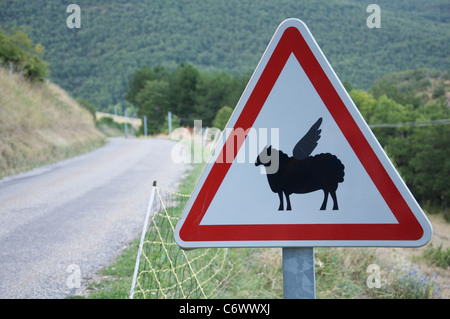 Attenzione, bassa battenti pecora! Questo ambiente rurale francese cartello stradale è stata modificata dal divertente aggiunta di ali per il simbolo di pecora. La Drôme, Francia. Foto Stock