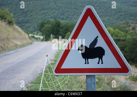 Attenzione, bassa battenti pecora! Questo ambiente rurale francese cartello stradale è stata modificata dal divertente aggiunta di ali per il simbolo di pecora. La Drôme, Francia. Foto Stock