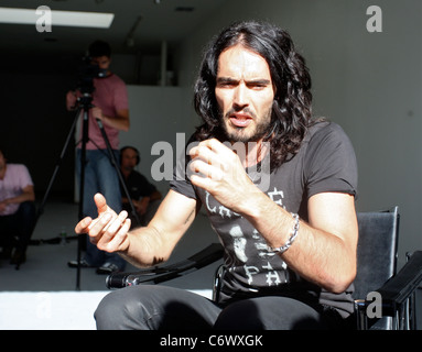 Perez Hilton interviste Russell Brand su Robertson Boulevard Los Angeles, California - 07.05.10 Foto Stock