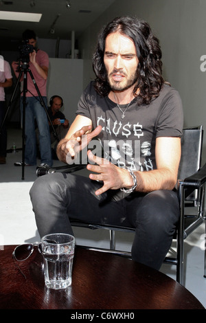 Perez Hilton interviste Russell Brand su Robertson Boulevard Los Angeles, California - 07.05.10 Foto Stock