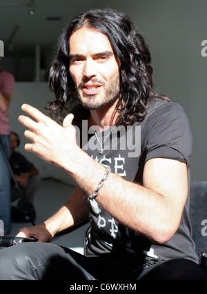 Perez Hilton interviste Russell Brand su Robertson Boulevard Los Angeles, California - 07.05.10 Foto Stock