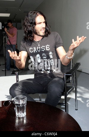 Perez Hilton interviste Russell Brand su Robertson Boulevard Los Angeles, California - 07.05.10 Foto Stock