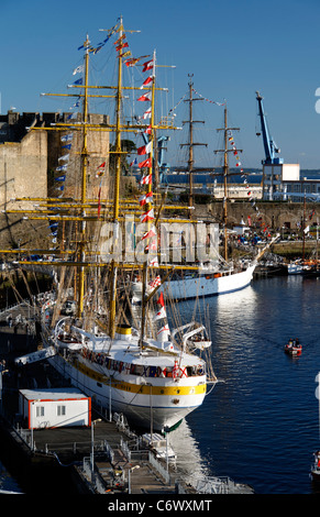 Mircea (tre masted barque, Romania) e Cisne Branco (full-nave truccate, Brasile) ormeggiata in Penfeld, porto di Brest (Bretagna, FR) Foto Stock