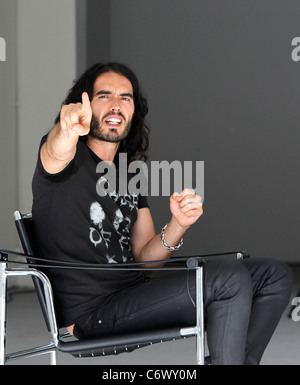 Perez Hilton interviste Russell Brand su Robertson Boulevard Los Angeles, California - 07.05.10 Foto Stock