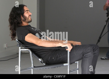 Perez Hilton interviste Russell Brand su Robertson Boulevard Los Angeles, California - 07.05.10 Foto Stock