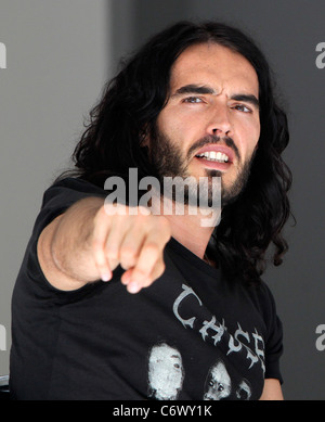 Perez Hilton interviste Russell Brand su Robertson Boulevard Los Angeles, California - 07.05.10 Foto Stock