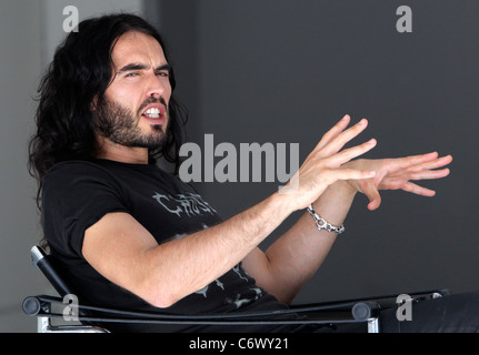 Perez Hilton interviste Russell Brand su Robertson Boulevard Los Angeles, California - 07.05.10 Foto Stock