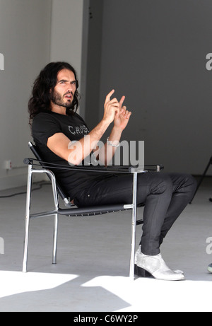 Perez Hilton interviste Russell Brand su Robertson Boulevard Los Angeles, California - 07.05.10 Foto Stock