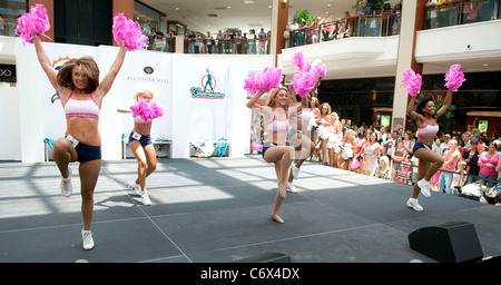 Cheerleaders eseguire una routine al 2010 delfini di Miami finale di Cheerleader Auditions a Aventura Mall di Aventura, in Florida Foto Stock