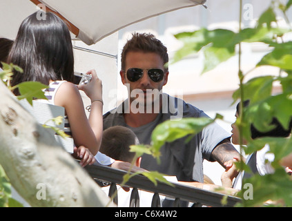 David Beckham e suo figlio Cruz e Romeo GUARDA I Jonas Brothers eseguire live at The Grove da un balcone. Los Angeles, Foto Stock