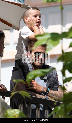 David Beckham e suo figlio Cruz guarda i Jonas Brothers eseguire live at The Grove Los Angeles, California, Stati Uniti d'America - 15.05.10 Foto Stock