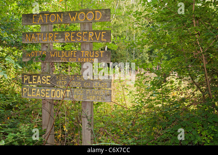 Legno di Eaton Riserva Naturale con Nottinghamshire Wildlife Trust segno. Foto Stock