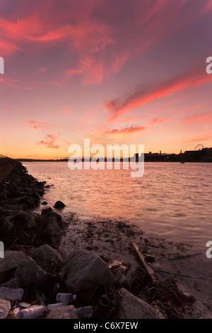 Tramonto su Plymouth Hoe visto dal Mountbatten Foto Stock