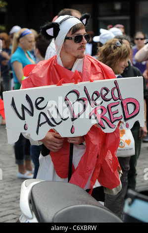 I vegetariani prendere parte all'annuale Veggie Pride Parade nel Meatpacking District di New York City, Stati Uniti d'America il 16 maggio 2010. Foto Stock