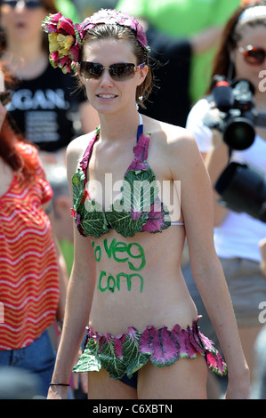 I vegetariani prendere parte all'annuale Veggie Pride Parade nel Meatpacking District di New York City, Stati Uniti d'America il 16 maggio 2010. Foto Stock