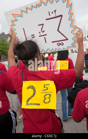 Detroit, Michigan - gli studenti delle scuole superiori in Wayne State University Math Corps programma di marzo nella parata del giorno del lavoro. Foto Stock