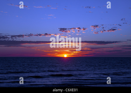 Tramonto sulla spiaggia su una vacanza estiva Foto Stock