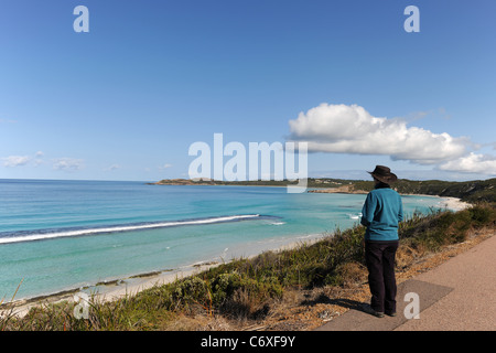 Donna che guarda il mare da West Beach, Esperance, Australia occidentale, Australia Foto Stock