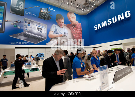 Samsung display stand a IFA consumer electronics fiera commerciale di Berlino Germania 2011 Foto Stock