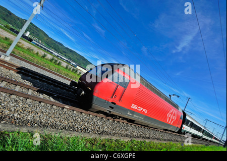 Un treno svizzero. Motion Blur e diagonale composizione utilizzata per dare il senso della velocità. Foto Stock