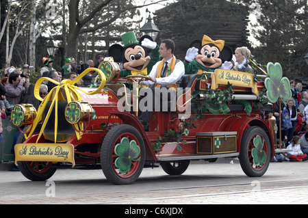 Il Saint Patricks day parade attraverso Disneyland nei pressi di Parigi, Francia. ...Solo uso editoriale... Foto Stock