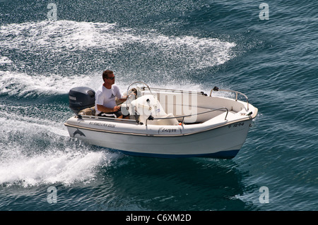 Piccola pesca bianca barca 'Calynn', imbarcazioni da diporto, Yamaha Four Stroke singolo motore fuoribordo Foto Stock