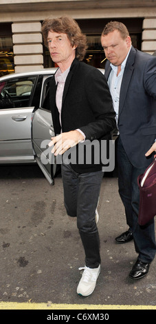 Mick Jagger era macchiato di entrare in un edificio per un incontro nel centro di Londra Londra, Inghilterra - 29.04.10 Foto Stock