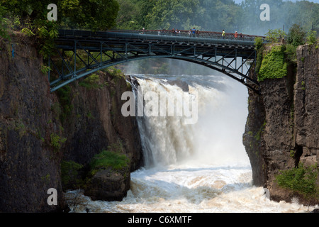 Migliaia di galloni di acqua cascata oltre le grandi cascate del fiume Passaic in Paterson, NJ, Foto Stock