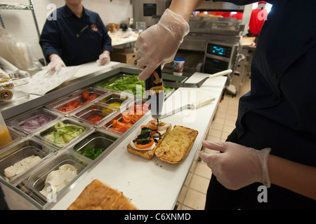 I lavoratori preparano panini al conte di Sandwich apertura del loro primo negozio a New York Foto Stock