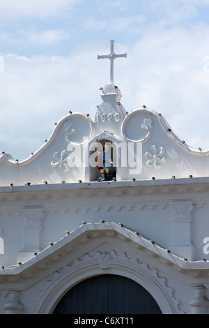 Rurale città piccola chiesa presso le province centrali della Repubblica di Panama. Foto Stock