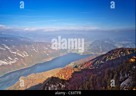 Il lago di Bohinj in autunno. Vista aerea. Popolare attrazione turistica della Slovenia. Foto Stock