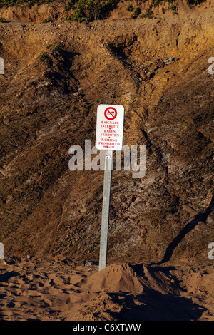 La balneazione vietata sign in tedesco, in inglese e in francese Foto Stock