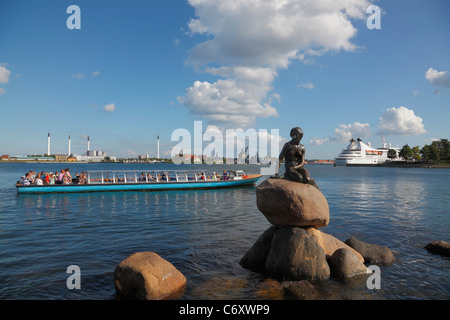 Un canal tour in barca con i turisti a guardare la Sirenetta e la nave da crociera Seabourn orgoglio di lasciare il porto di Copenhagen Foto Stock