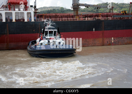 Rimorchiatore a traino operanti nel canale di Panama su le operazioni diurne. Foto Stock