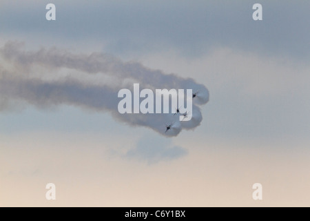 United States Air Force Thunderbirds eseguendo in F-16C degli aerei da caccia. Foto Stock